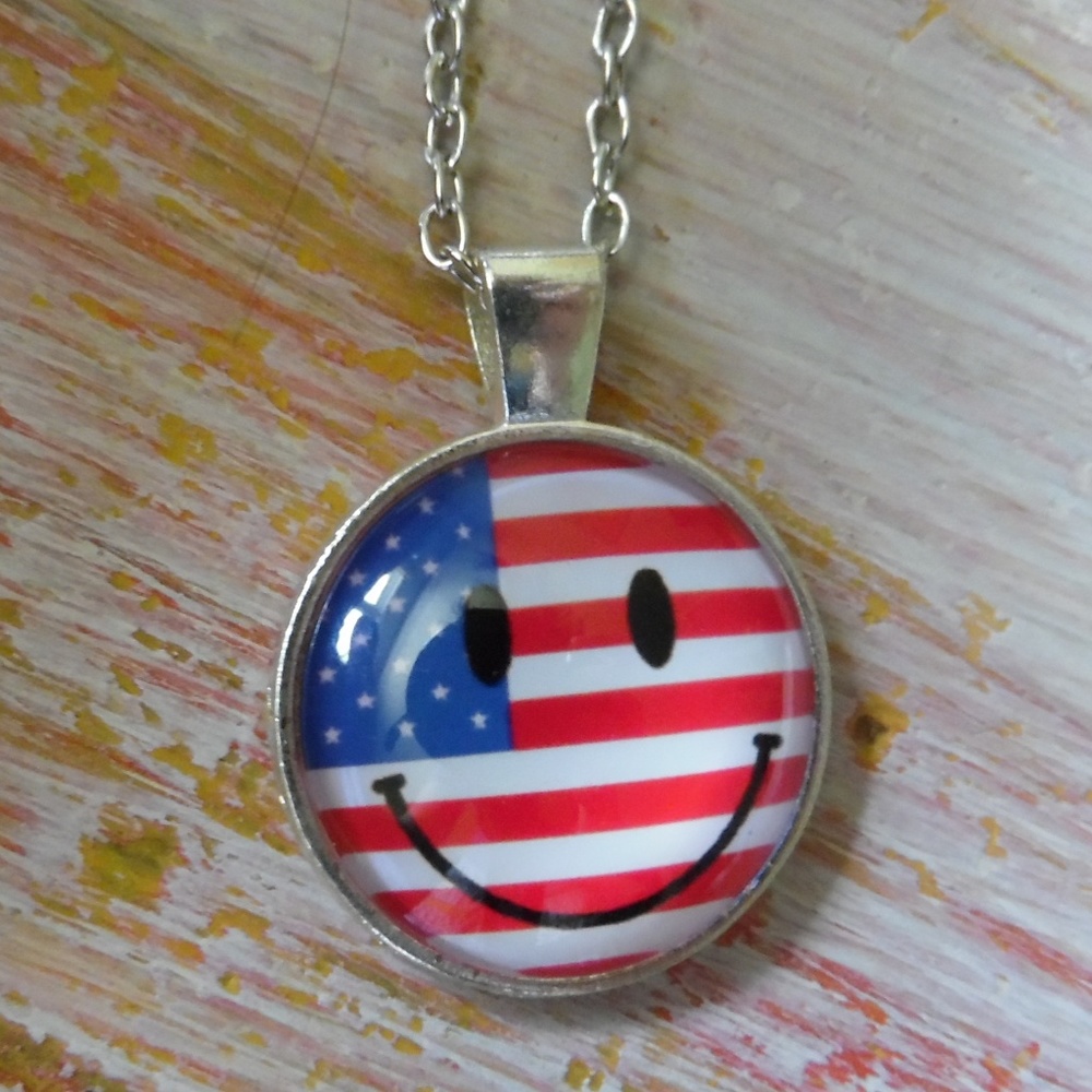 🍍NWT Silver Patriotic Smiley Pendant Necklace